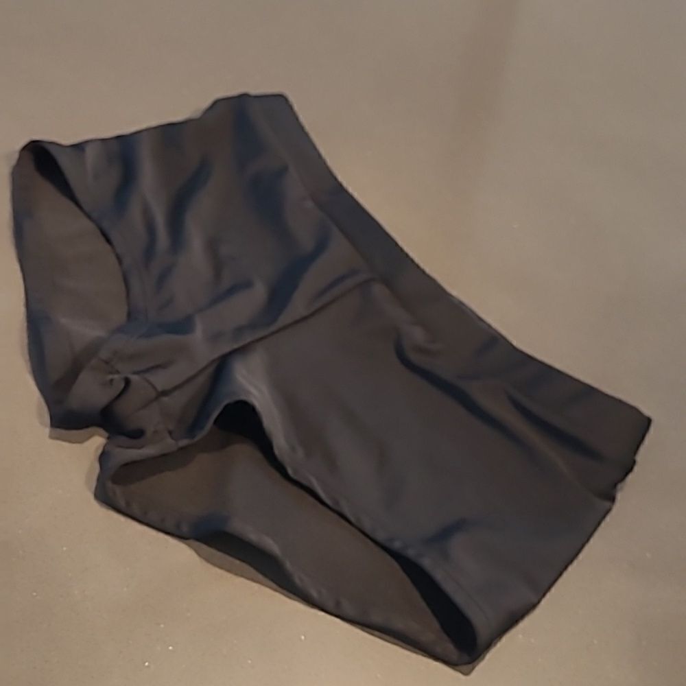 SO sz M black gymnastics shorts